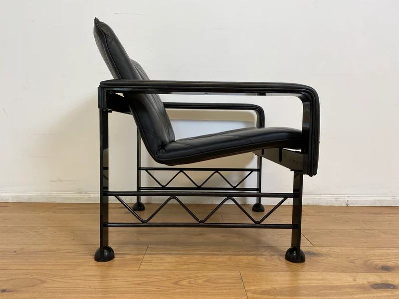 WMK # Stilvoller & hochwertiger Designersessel von Klöber aus 1996 mit Kunstleder Bezug auf schwarzem Metallrahmen