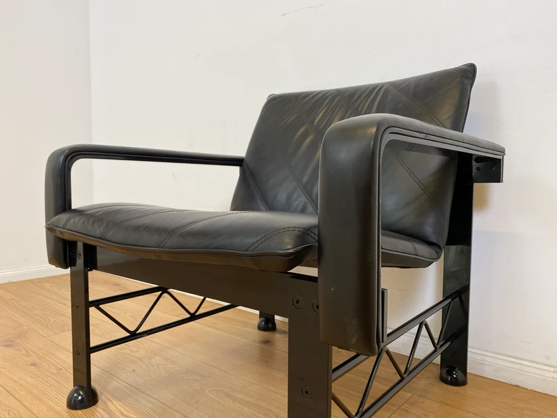 WMK # Stilvoller & hochwertiger Designersessel von Klöber aus 1996 mit Kunstleder Bezug auf schwarzem Metallrahmen
