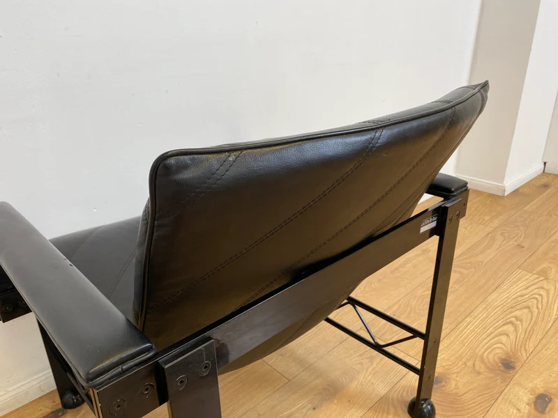 WMK # Stilvoller & hochwertiger Designersessel von Klöber aus 1996 mit Kunstleder Bezug auf schwarzem Metallrahmen