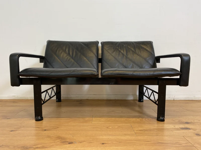 WMK # Stilvolles & hochwertiges Designersofa von Klöber aus 1996 mit Kunstleder Bezug auf schwarzem Metallrahmen