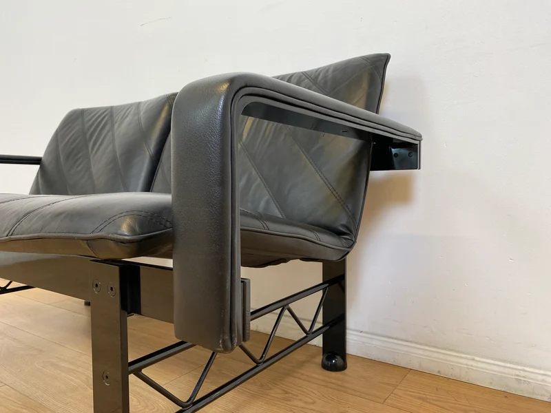 WMK # Stilvolles & hochwertiges Designersofa von Klöber aus 1996 mit Kunstleder Bezug auf schwarzem Metallrahmen