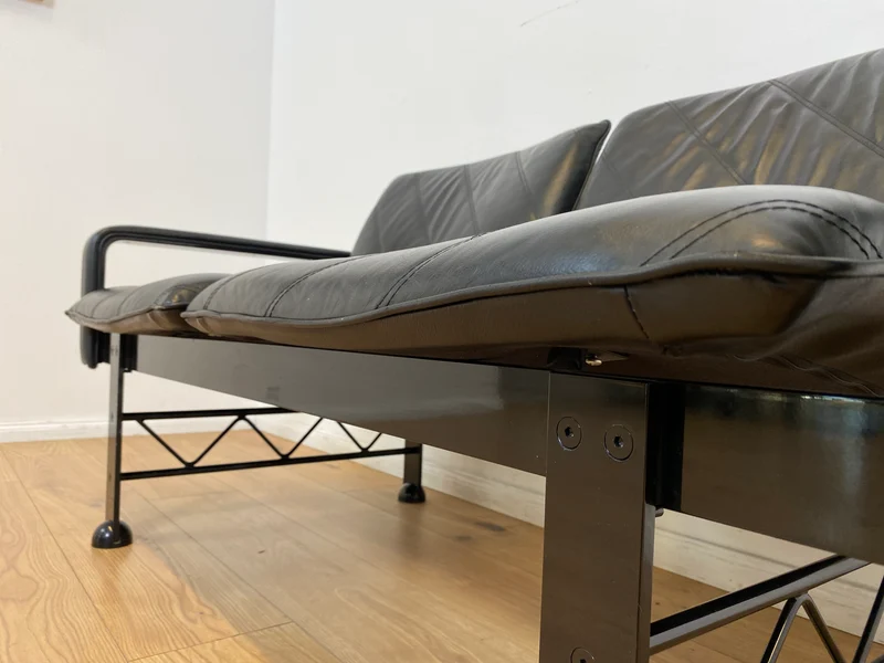 WMK # Stilvolles & hochwertiges Designersofa von Klöber aus 1996 mit Kunstleder Bezug auf schwarzem Metallrahmen