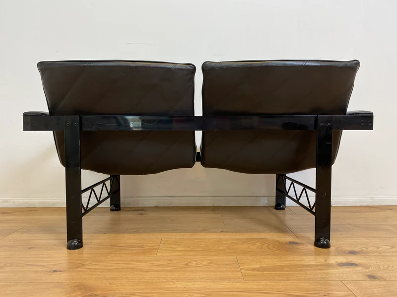 WMK # Stilvolles & hochwertiges Designersofa von Klöber aus 1996 mit Kunstleder Bezug auf schwarzem Metallrahmen