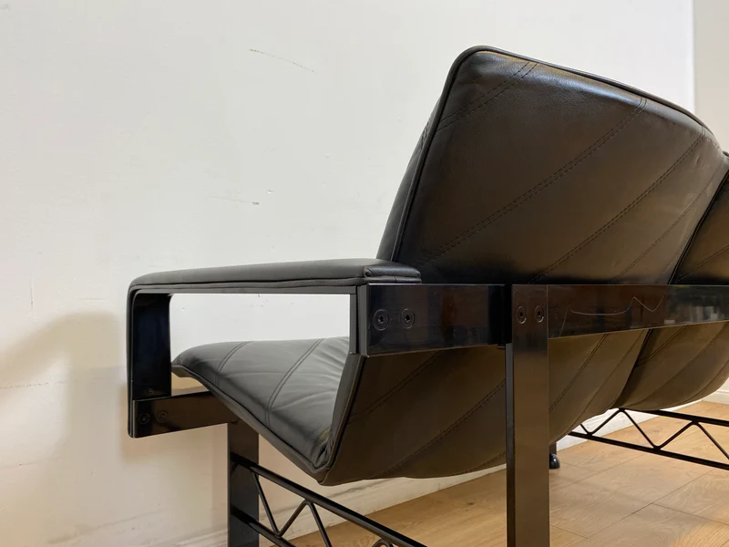 WMK # Stilvolles & hochwertiges Designersofa von Klöber aus 1996 mit Kunstleder Bezug auf schwarzem Metallrahmen