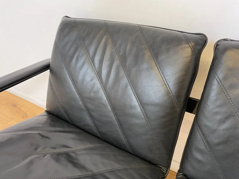 WMK # Stilvolles & hochwertiges Designersofa von Klöber aus 1996 mit Kunstleder Bezug auf schwarzem Metallrahmen