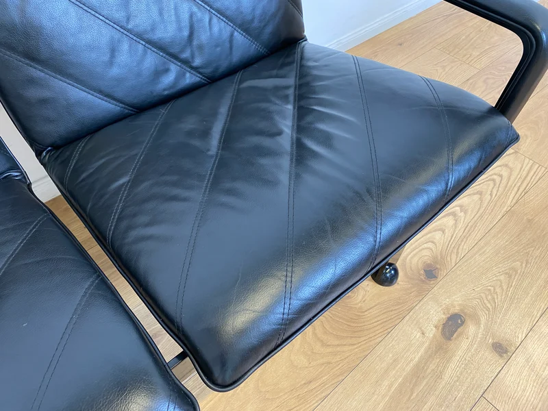 WMK # Stilvolles & hochwertiges Designersofa von Klöber aus 1996 mit Kunstleder Bezug auf schwarzem Metallrahmen