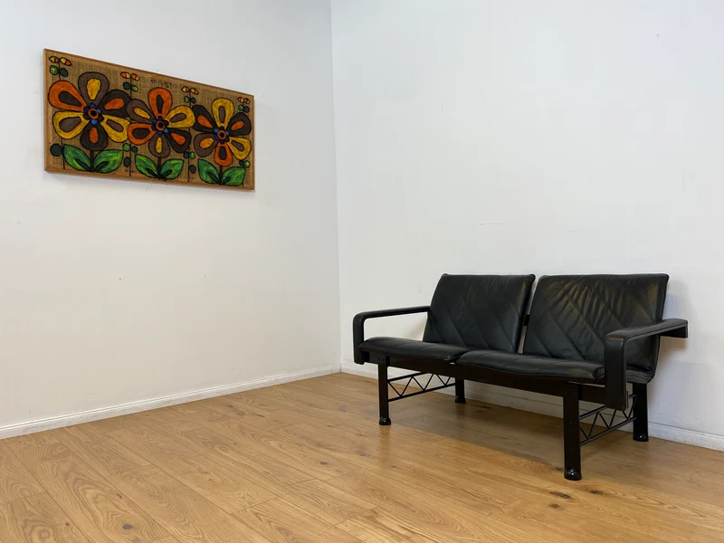 WMK # Stilvolles & hochwertiges Designersofa von Klöber aus 1996 mit Kunstleder Bezug auf schwarzem Metallrahmen