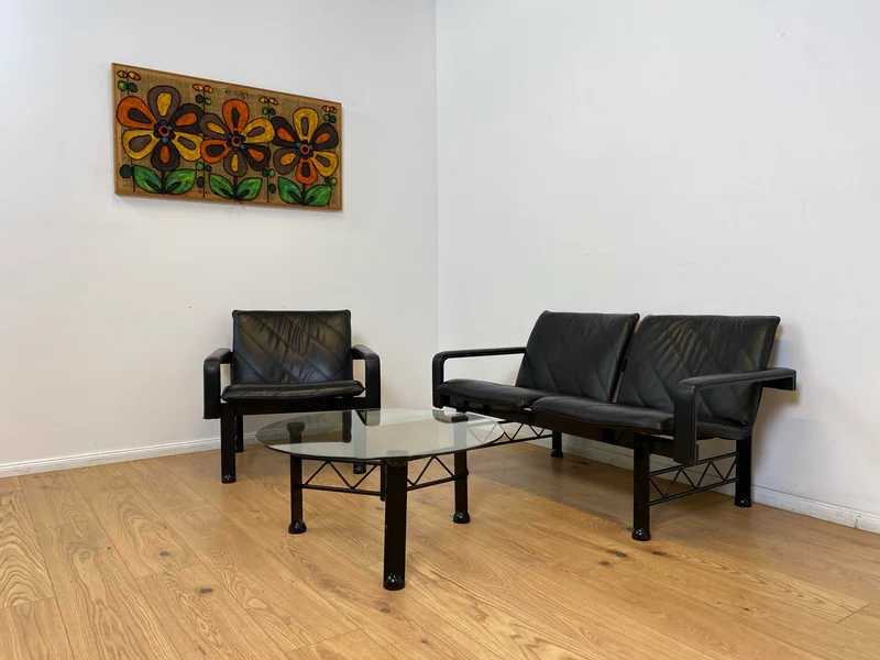 WMK # Stilvolles & hochwertiges Designersofa von Klöber aus 1996 mit Kunstleder Bezug auf schwarzem Metallrahmen
