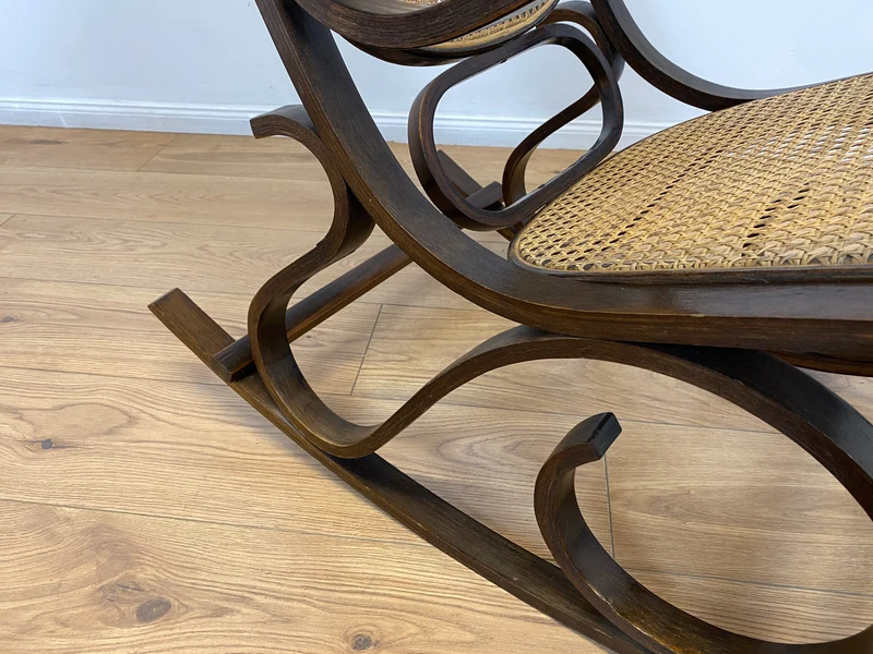 WMK # Eleganter und sehr gut erhaltener Vintage Schaukelstuhl im Stil von Thonet mit Bugholz Rahmen & Wiener Geflecht