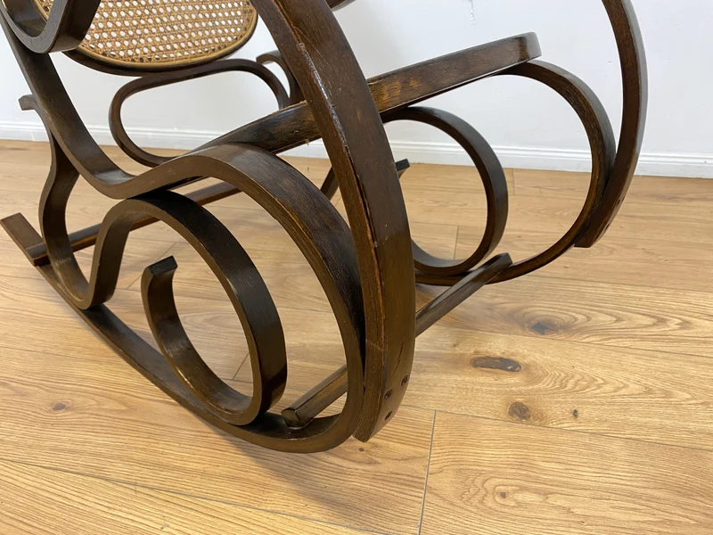 WMK # Eleganter und sehr gut erhaltener Vintage Schaukelstuhl im Stil von Thonet mit Bugholz Rahmen & Wiener Geflecht