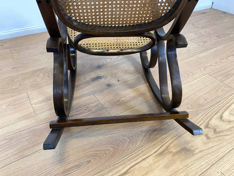 WMK # Eleganter und sehr gut erhaltener Vintage Schaukelstuhl im Stil von Thonet mit Bugholz Rahmen & Wiener Geflecht