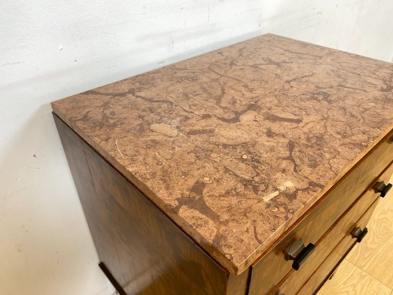 WMK Wunderschöne dänische antike Schubladenkommode aus vollem Holz mit Marmorplatte und hübschen Originalgriffen