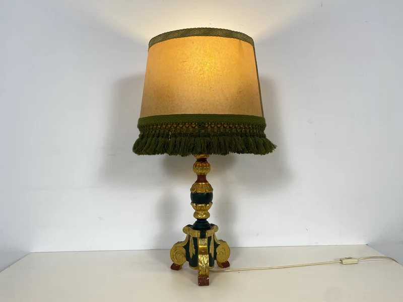 WMK Wunderschöne und gut erhaltene große Vintage Tischlampe mit grün - gold bemaltem Lampenfuß aus Holz und peppigem Lampenschirm