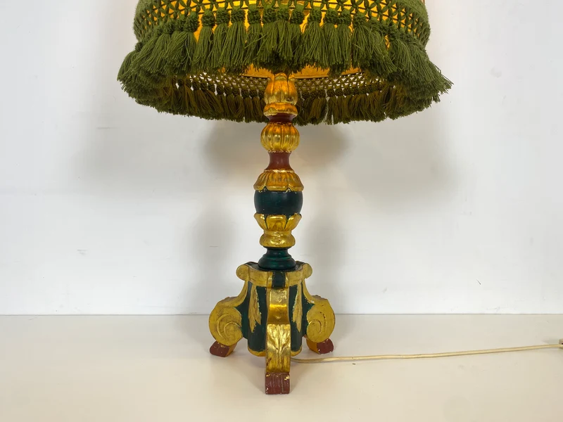 WMK Wunderschöne und gut erhaltene große Vintage Tischlampe mit grün - gold bemaltem Lampenfuß aus Holz und peppigem Lampenschirm