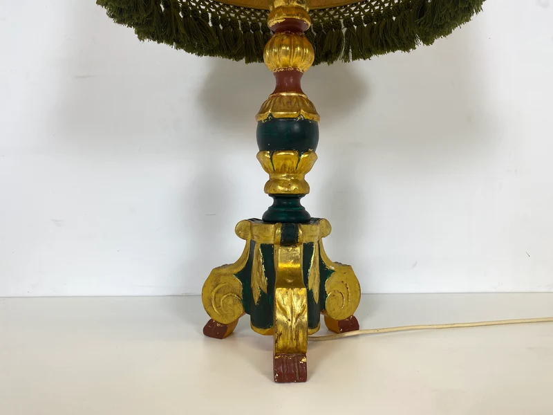 WMK Wunderschöne und gut erhaltene große Vintage Tischlampe mit grün - gold bemaltem Lampenfuß aus Holz und peppigem Lampenschirm