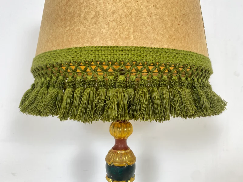 WMK Wunderschöne und gut erhaltene große Vintage Tischlampe mit grün - gold bemaltem Lampenfuß aus Holz und peppigem Lampenschirm