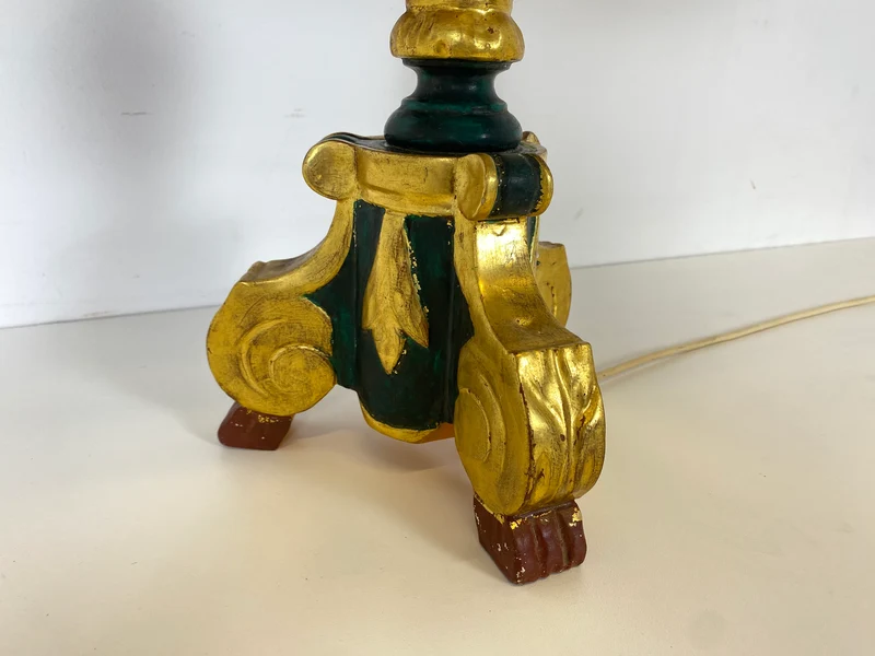 WMK Wunderschöne und gut erhaltene große Vintage Tischlampe mit grün - gold bemaltem Lampenfuß aus Holz und peppigem Lampenschirm
