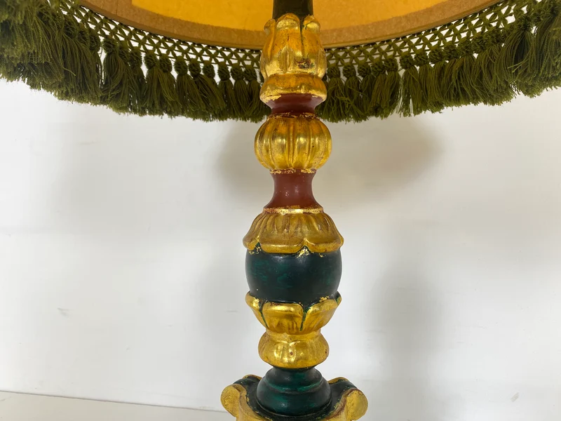 WMK Wunderschöne und gut erhaltene große Vintage Tischlampe mit grün - gold bemaltem Lampenfuß aus Holz und peppigem Lampenschirm