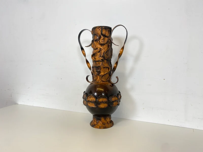 WMK Außergewöhnliche und gut erhaltene 48cm große Mid-Century Vase aus kunstvoll gestaltetem Metall