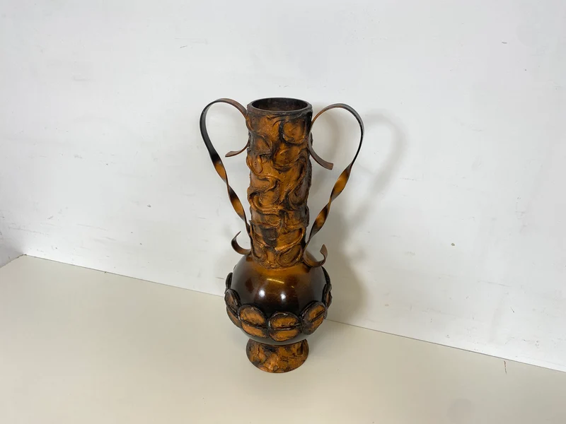 WMK Außergewöhnliche und gut erhaltene 48cm große Mid-Century Vase aus kunstvoll gestaltetem Metall