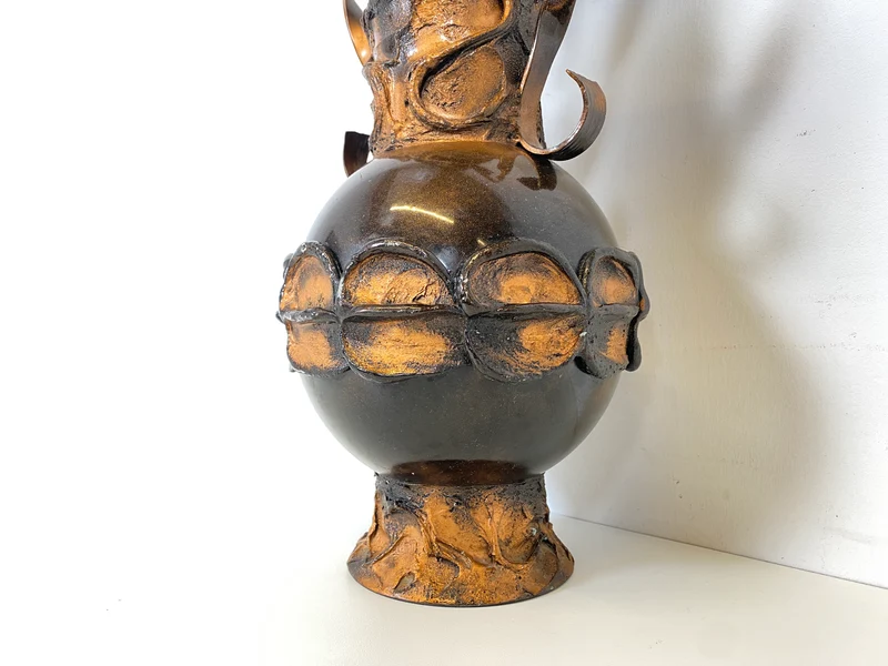 WMK Außergewöhnliche und gut erhaltene 48cm große Mid-Century Vase aus kunstvoll gestaltetem Metall