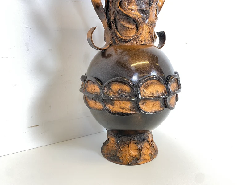 WMK Außergewöhnliche und gut erhaltene 48cm große Mid-Century Vase aus kunstvoll gestaltetem Metall