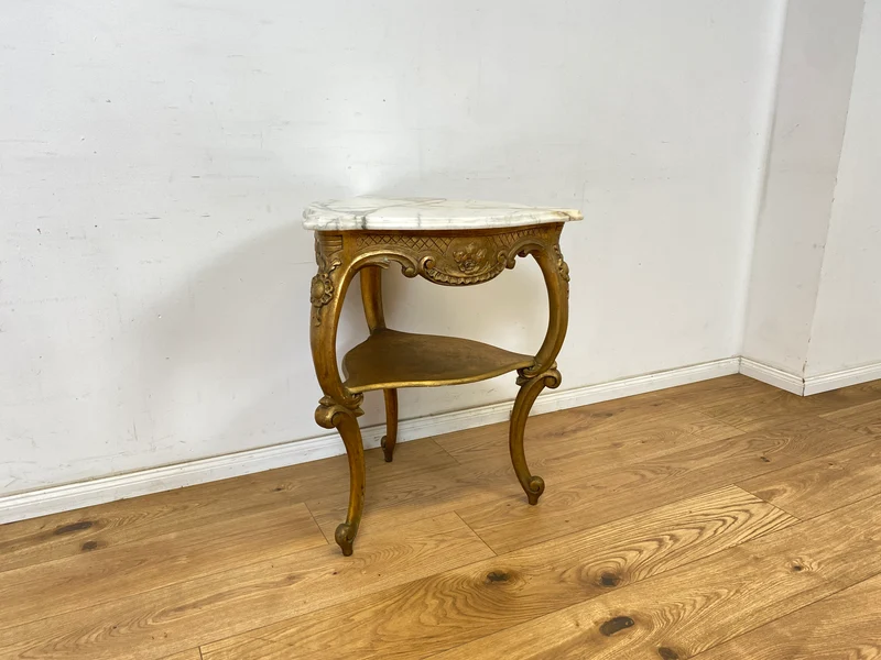 WMK Eleganter antiker Bestelltisch in seltener Dreieckform mit Marmor Auflage und goldfarbenem Tischgestell aus Holz