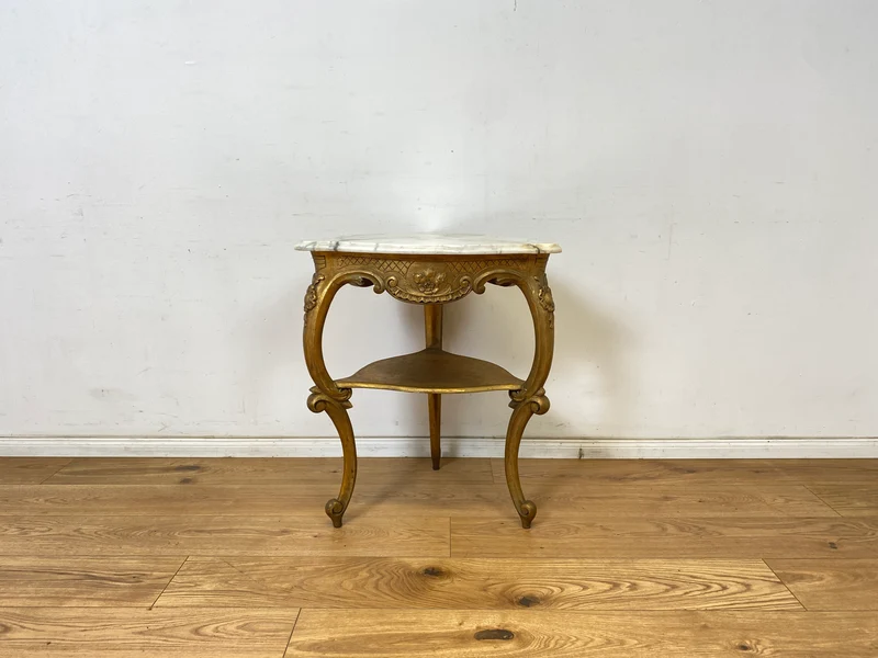 WMK Eleganter antiker Bestelltisch in seltener Dreieckform mit Marmor Auflage und goldfarbenem Tischgestell aus Holz
