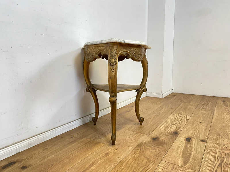 WMK Eleganter antiker Bestelltisch in seltener Dreieckform mit Marmor Auflage und goldfarbenem Tischgestell aus Holz
