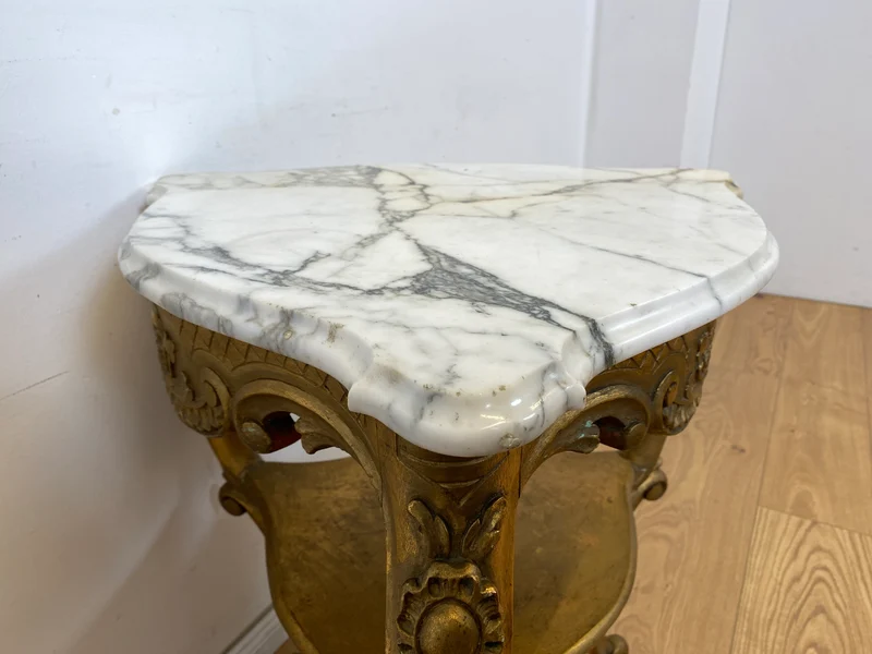 WMK Eleganter antiker Bestelltisch in seltener Dreieckform mit Marmor Auflage und goldfarbenem Tischgestell aus Holz