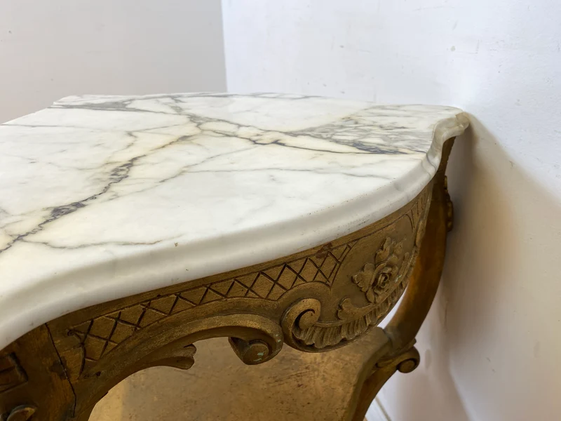 WMK Eleganter antiker Bestelltisch in seltener Dreieckform mit Marmor Auflage und goldfarbenem Tischgestell aus Holz