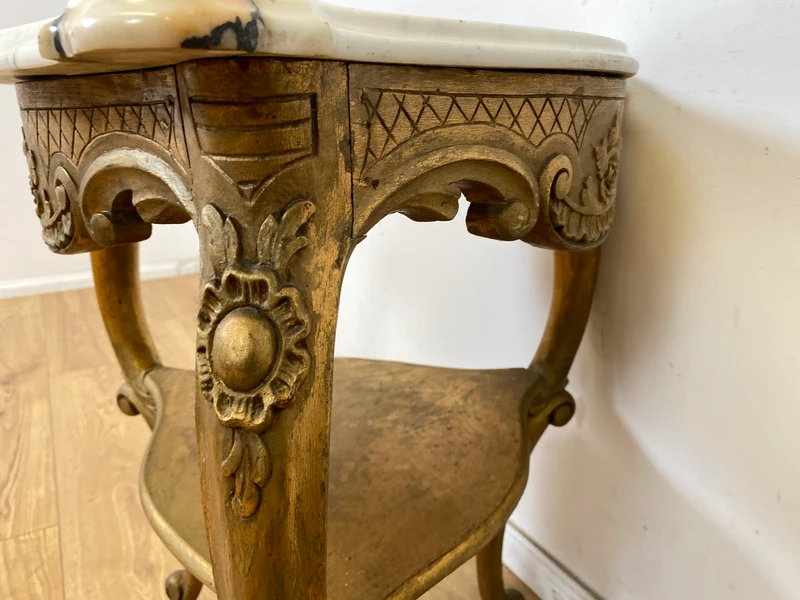 WMK Eleganter antiker Bestelltisch in seltener Dreieckform mit Marmor Auflage und goldfarbenem Tischgestell aus Holz