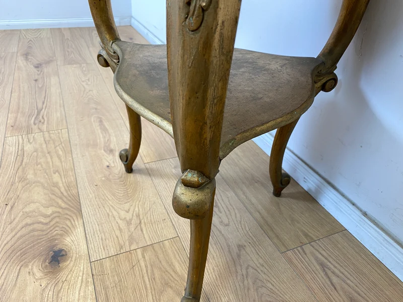 WMK Eleganter antiker Bestelltisch in seltener Dreieckform mit Marmor Auflage und goldfarbenem Tischgestell aus Holz