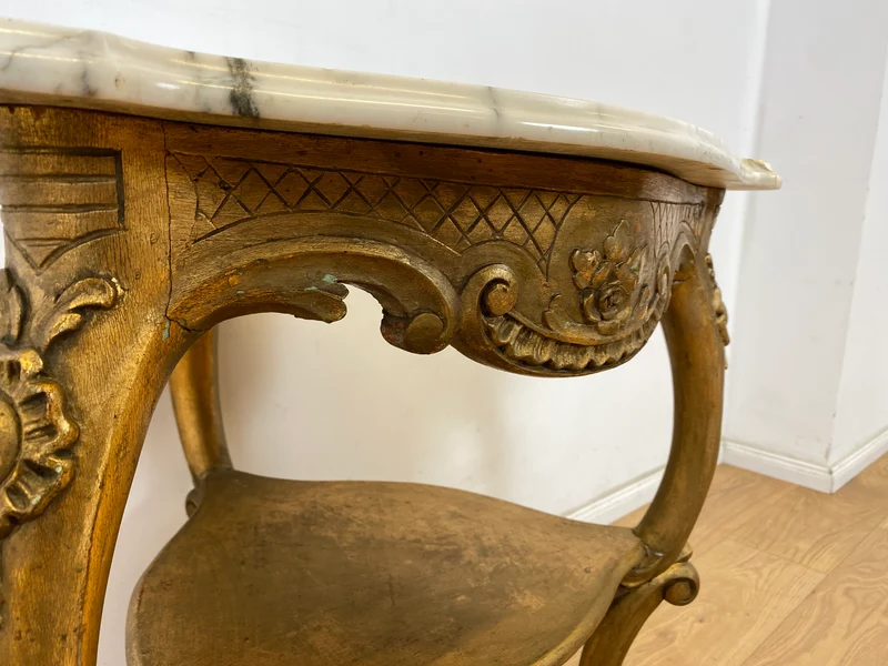WMK Eleganter antiker Bestelltisch in seltener Dreieckform mit Marmor Auflage und goldfarbenem Tischgestell aus Holz