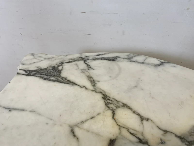 WMK Eleganter antiker Bestelltisch in seltener Dreieckform mit Marmor Auflage und goldfarbenem Tischgestell aus Holz