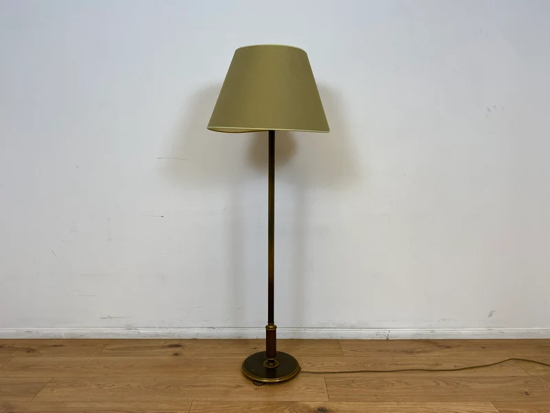 WMK # Stilvolle und gut erhaltene 60er Jahre Stehlampe mit schlichtem olivgrünem Lampenschirm & edlem Lampenfuß aus Messing