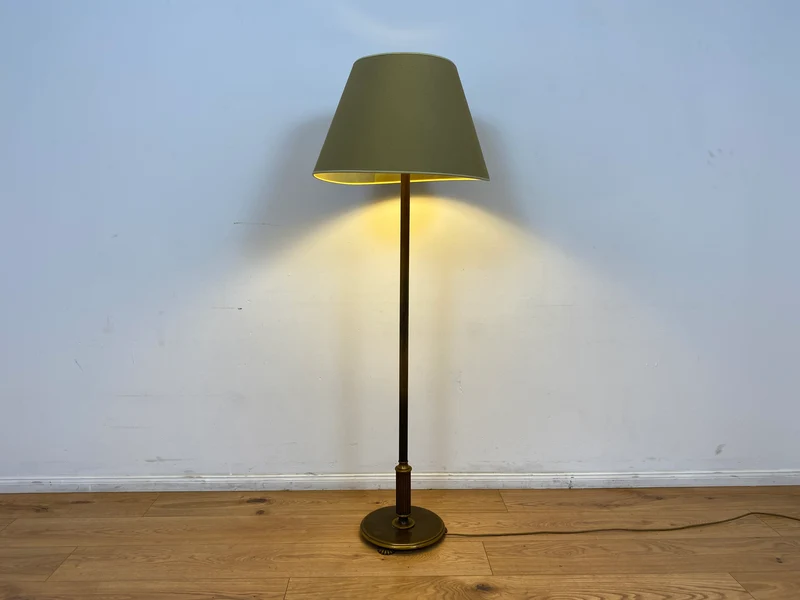 WMK # Stilvolle und gut erhaltene 60er Jahre Stehlampe mit schlichtem olivgrünem Lampenschirm & edlem Lampenfuß aus Messing