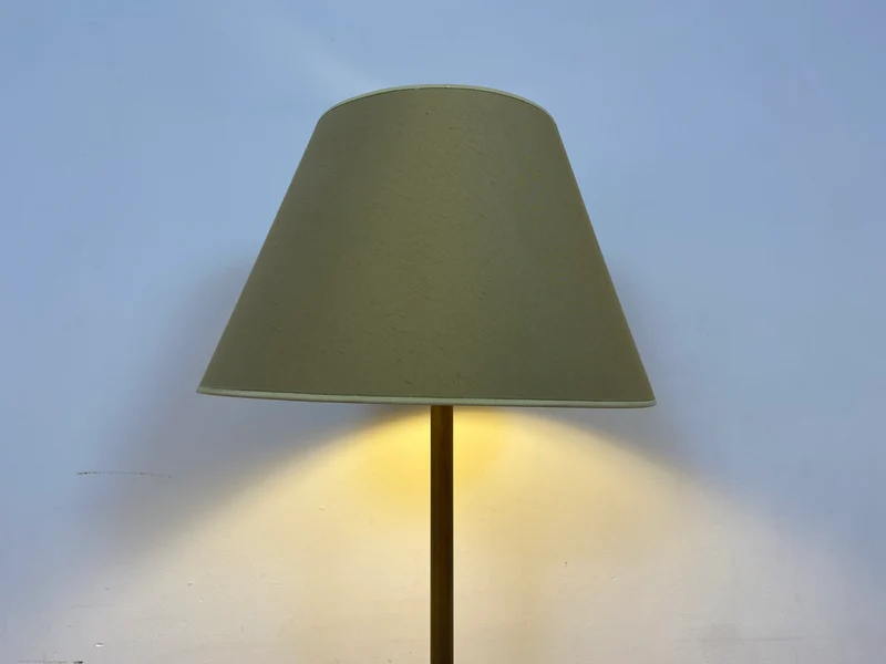 WMK # Stilvolle und gut erhaltene 60er Jahre Stehlampe mit schlichtem olivgrünem Lampenschirm & edlem Lampenfuß aus Messing