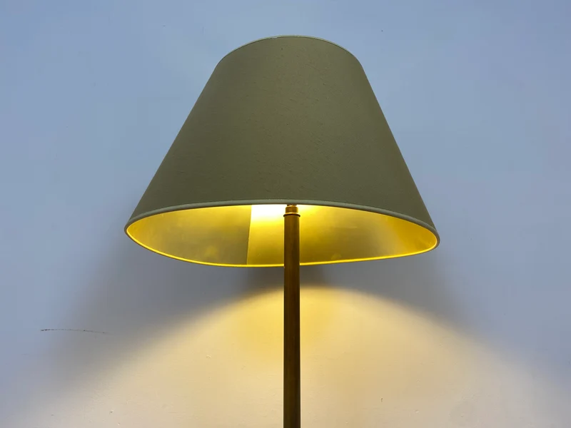 WMK # Stilvolle und gut erhaltene 60er Jahre Stehlampe mit schlichtem olivgrünem Lampenschirm & edlem Lampenfuß aus Messing