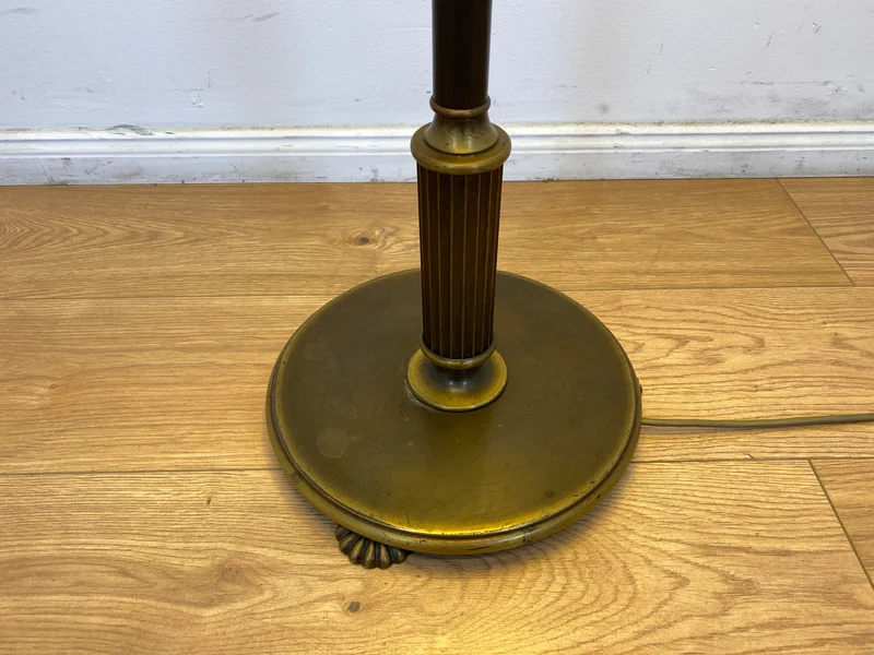 WMK # Stilvolle und gut erhaltene 60er Jahre Stehlampe mit schlichtem olivgrünem Lampenschirm & edlem Lampenfuß aus Messing