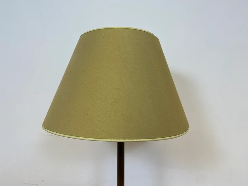 WMK # Stilvolle und gut erhaltene 60er Jahre Stehlampe mit schlichtem olivgrünem Lampenschirm & edlem Lampenfuß aus Messing