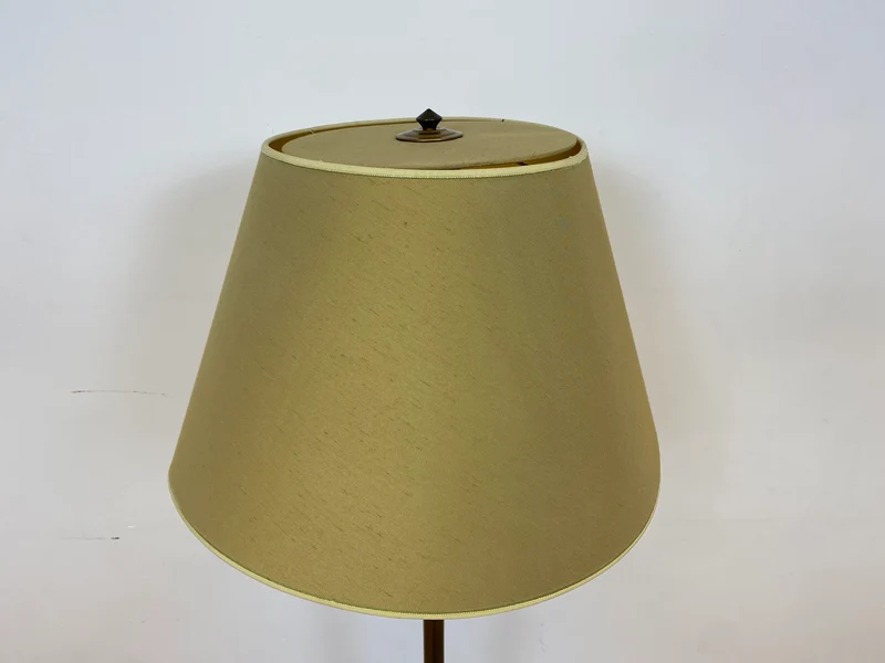 WMK # Stilvolle und gut erhaltene 60er Jahre Stehlampe mit schlichtem olivgrünem Lampenschirm & edlem Lampenfuß aus Messing