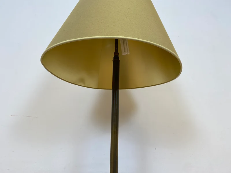 WMK # Stilvolle und gut erhaltene 60er Jahre Stehlampe mit schlichtem olivgrünem Lampenschirm & edlem Lampenfuß aus Messing