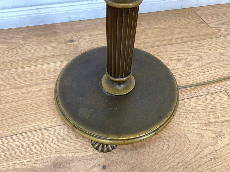 WMK # Stilvolle und gut erhaltene 60er Jahre Stehlampe mit schlichtem olivgrünem Lampenschirm & edlem Lampenfuß aus Messing