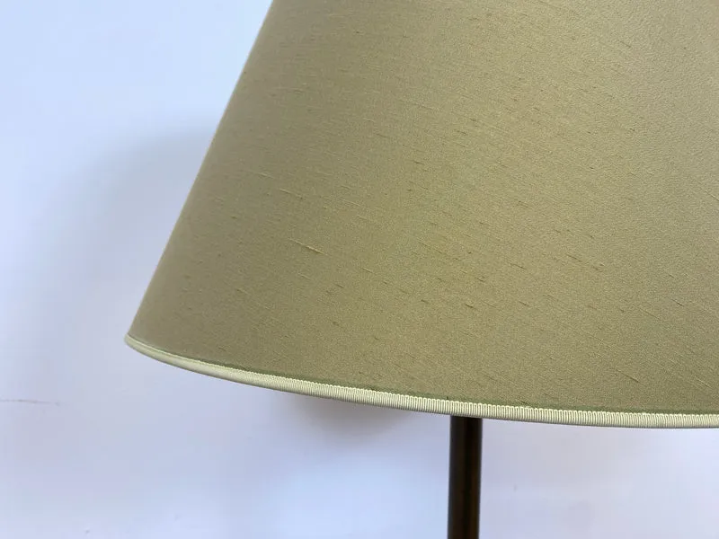 WMK # Stilvolle und gut erhaltene 60er Jahre Stehlampe mit schlichtem olivgrünem Lampenschirm & edlem Lampenfuß aus Messing