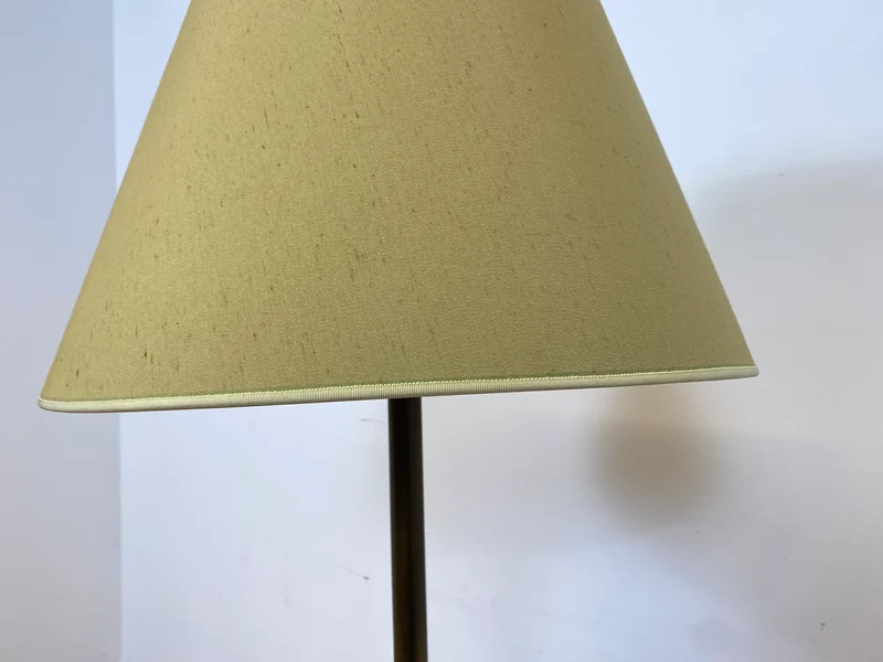 WMK # Stilvolle und gut erhaltene 60er Jahre Stehlampe mit schlichtem olivgrünem Lampenschirm & edlem Lampenfuß aus Messing