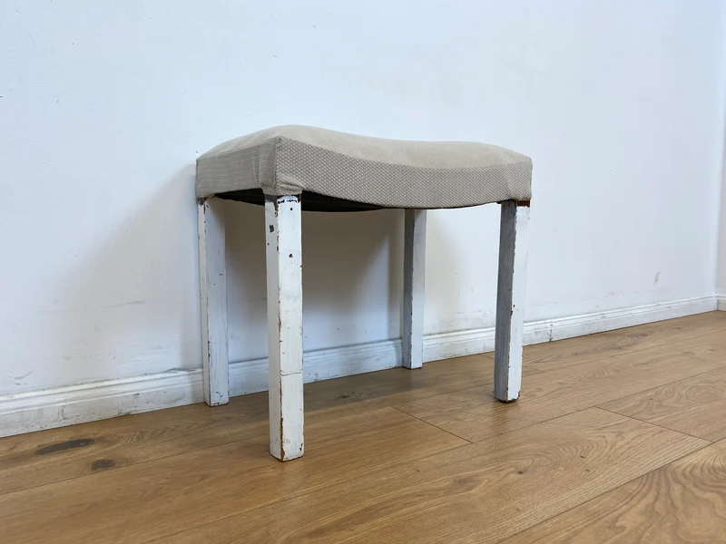 WMK l Hübscher jedoch etwas abgerockter weißer Mid-Century Hocker mit späterem grauem Sitzbezug