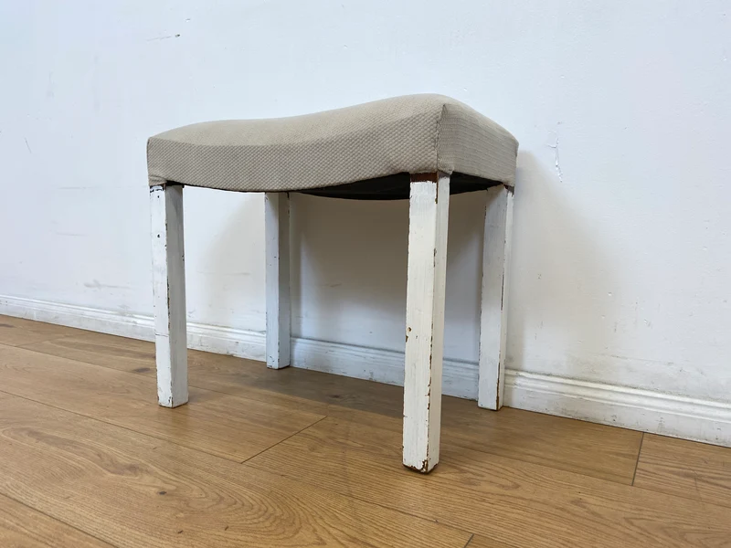 WMK l Hübscher jedoch etwas abgerockter weißer Mid-Century Hocker mit späterem grauem Sitzbezug