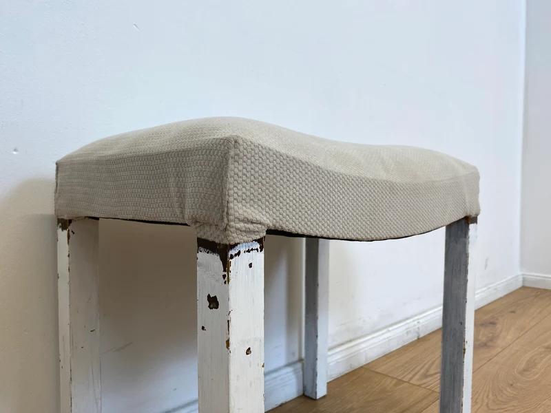 WMK l Hübscher jedoch etwas abgerockter weißer Mid-Century Hocker mit späterem grauem Sitzbezug