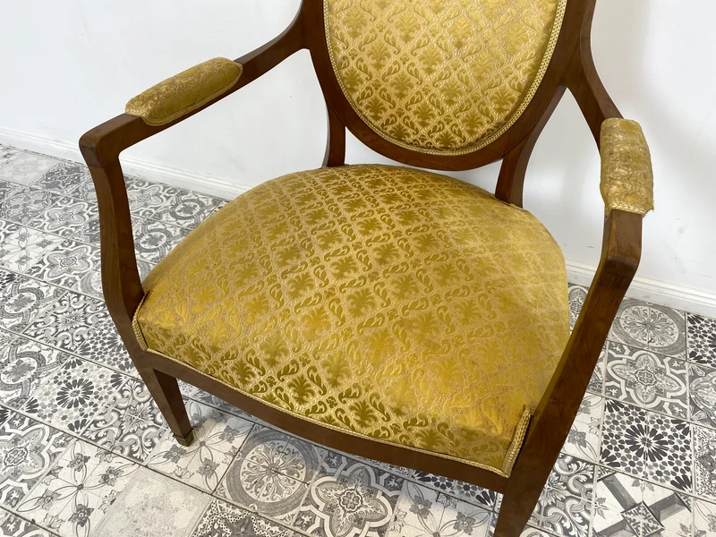 WMK # Stilvoller & sehr gut erhaltener Jugendstil Sessel mit hochwertigem goldenem Stoffbezug, edlem Holzrahmen & bequemen Federkernsitz